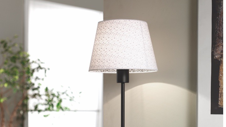 En bordlampe p&aring; et sidebord i en gang