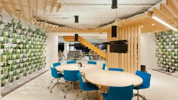 This Westfield Sydney circulation area is illuminated by Philips office lighting using lighting controls