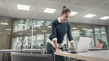 Aumenta el bienestar en la oficina aplicando la iluminación menalópica