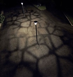 Olika ljuseffekter som Metronomis LED-armaturer kan skapa på marken