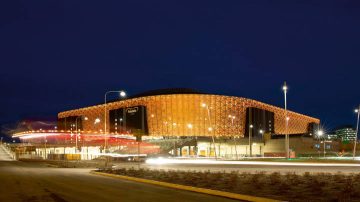 Den imponerande utsidan på Friends Arena i Solna, som lyses upp av belysning från Philips