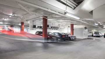 Det var viktigt för oss att få en energisnål och hållbar belysningslösning. Vi ville sänka energiförbrukningen och energikostnaderna. Från början tänkte vi byta ut lysrörsarmaturerna mot LED-armaturer utan ljusstyrning. Men sedan hittade vi Philips lösning med trådlös närvarostyrning. GreenParking är en energieffektiv belysningslösning som minimerar energiförbrukningen och gynnar miljön. Dessutom ger belysningsstyrningen längre livslängd på armaturerna. Det var viktigt för oss att få armaturer som håller länge, säger Nemanja Brankovic.