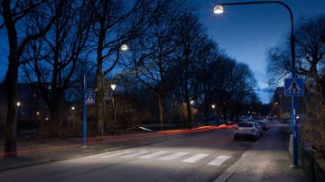 Att ha möjlighet att leka ute är roligt och stimulerande för barn. I Sverige är det extremt mörkt under vinterhalvåret och inte alltid så inbjudande att leka utomhus. Tegnérparken är därför nu ljussatt med de senaste innovationerna inom energieffektiv LED-belysning. Den intelligenta utomhusbelysningen är webbaserad och kan enkelt styras och kontrolleras via datorn. LED-armaturerna, som har inbyggd GPS, kommunicerar via GPRS direkt med mjukvaran City- Touch. Varje enskild armatur kan övervakas och ljusregleras individuellt. Styrsystemet är flexibelt och ljusnivån kan enkelt anpassas efter lekparkens ljusbehov. Med CityTouch har Uppsala stad möjlighet att skapa rätt ljus vid rätt tidpunkt i Tegnérparken. Det ger en inbjudande och trygg lekmiljö även under det mörka vinterhalvåret