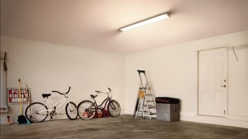 Luz de techo en un sótano