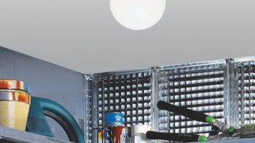 Luz de techo en un cuarto de almacenamiento