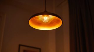 Una luminaria con una lámpara que tiene un brillo cálido y acogedor