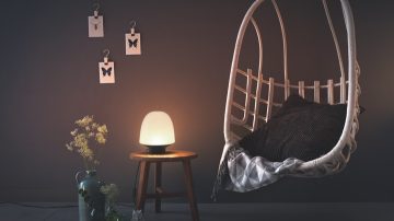 Una luminaria de escritorio de diseño elegante