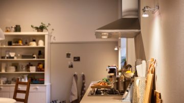 Encimera de cocina bien iluminada