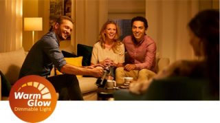 Gente disfrutando del cálido resplandor de una lámpara de luz tenue en una sala