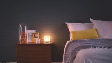 Ein warm leuchtendes Licht auf einem Nachttisch