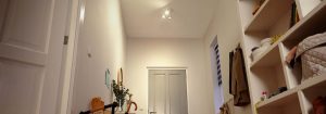 "Entrée lumineuse avec éclairage LED encastrable illuminant les étagères, les jouets et un vélo d'équilibre pour enfants. »