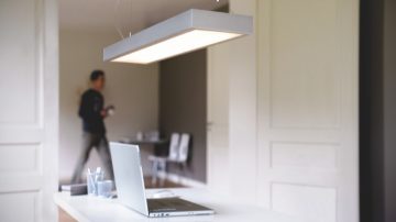 Plafondlamp in een kantoor