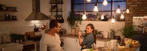 "Moderne keuken met vintage stijl LED-hanglampen die een warme, uitnodigende sfeer creëren terwijl twee vrouwen genieten van hun diner."