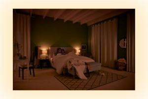 Une pièce éclairée au moyen du réglage de faible luminosité des ampoules à DEL SceneSwitch de Philips