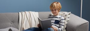 "Lecture de l’enfant sous une lumière DEL douce, mettant en valeur un éclairage confortable pour les heures de conte du soir et faisant la promotion de saines habitudes de sommeil dans une chambre confortable. »