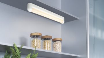Clip-Leuchte in einem Ablageschrank