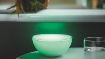 Kabellose Leuchte neben der Badewanne, die ein grünes Licht abgibt