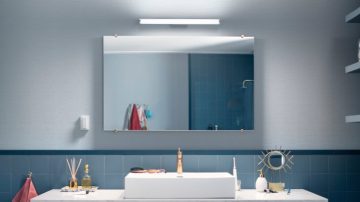 Applique murale au-dessus d'un miroir de salle de bain