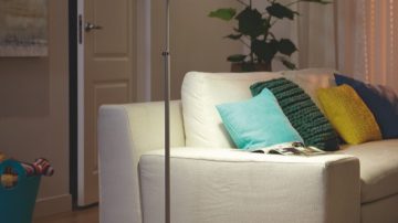 Stehlampe beleuchtet eine Couch