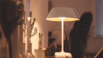 Tischlampe zur Beleuchtung eines Wohnzimmerschranks