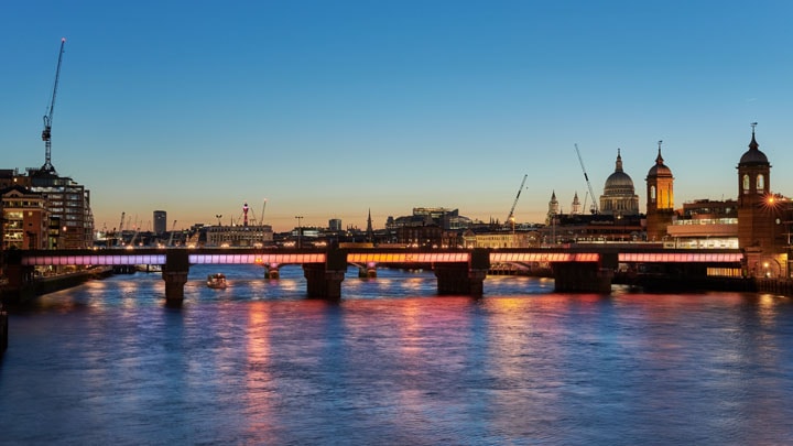 Beleuchtete Br&uuml;cke in London