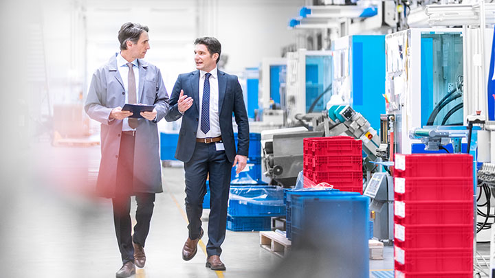 Ein Ingenieur führt einen Vorgesetzten durch eine Fabrik