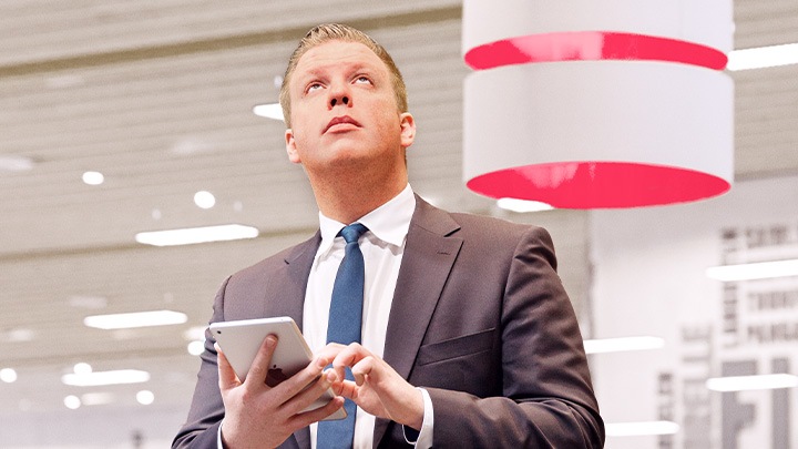 Ein Manager steuert die Beleuchtung in einem Einzelhandelsgeschäft