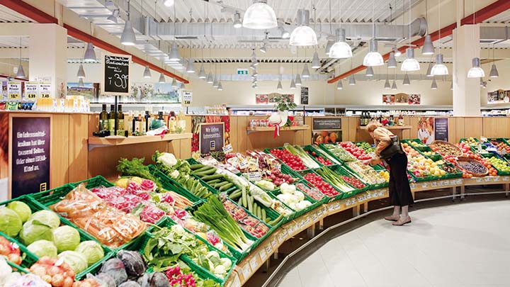 Ein Gang mit Obst- und Gemüseregalen in einem Supermarkt
