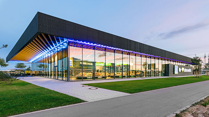 Ein hochmoderner Supermarkt mit Glaswänden und farbiger Beleuchtung