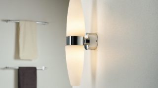 Moderno cuarto de baño con un elegante aplique LED, que ilumina la decoración minimalista y realza el ambiente de spa.