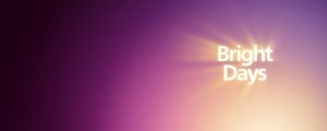 De woorden Bright Days die met een witte gloed stralen tegen een paarse achtergrond om de Philips Hue aanbiedingen aan te kondigen.