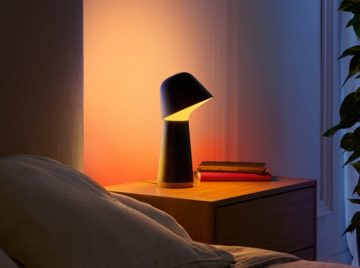 Lampe crépusculaire de sommeil et de réveil sur la table de nuit
