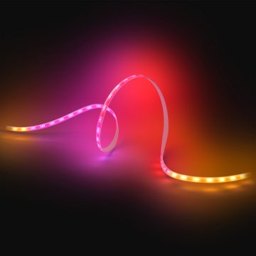 Un lightstrip brille dans un dégradé de plusieurs couleurs.