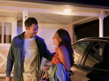 Man doet deur dicht als hij huis verlaat