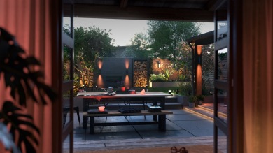 Een achtertuin en veranda zijn prachtig verlicht met gezellige tinten slim licht, dat nu met korting verkrijgbaar is.