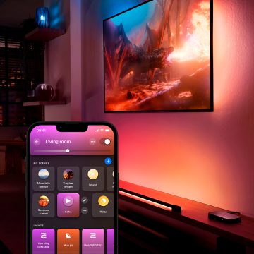 Eine TV-Surround-Beleuchtung in Blau- und Rosatönen wird über die Hue App mit verschiedenen Lichtszenen gesteuert.