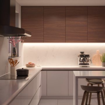 Moderne Küche mit heller weißer Küchenbeleuchtung
