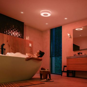 Luminaires de salle de bain : femme allongée dans un bain
