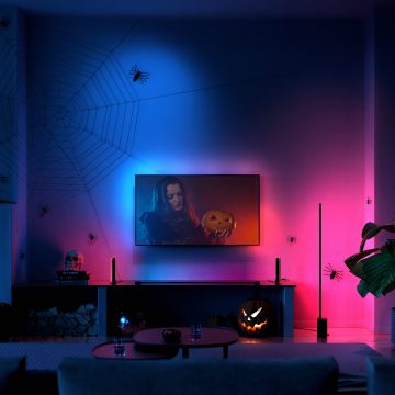 Votre soirée cinéma d'Halloween encore plus angoissante grâce à l'éclairage surround Philips Hue ! Parfait pour éclairer les films d'horreur !