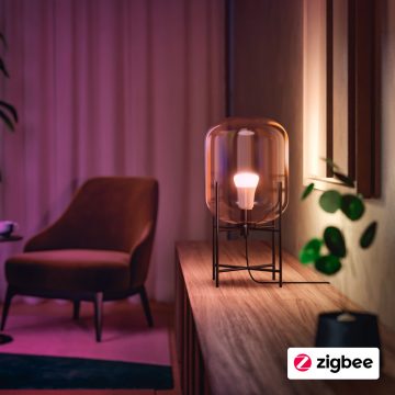 Chytrá žárovka Philips Hue v lampě na stolku nastavená na teplou bílou barvu světla