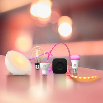 Philips Hue Cashback Aktion – smarte LED-Lampen, Leuchten Lightstrips und Hue Bridge Pro vor warmem Hintergrund“