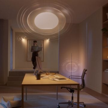 Een persoon die een kamer binnenkomt waarin een Hue MotionAware-bewegingsgebied is ingesteld voor bewegingsdetectie.