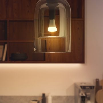 Een slimme Hue lamp met warmwit, dimbaar licht.
