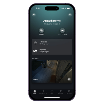 De Hue app toont ingeschakelde Hue Secure apparaten met een live video van een veranda, die wordt bewaakt door een 2K Hue Secure camera.