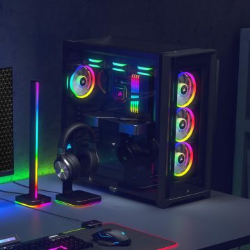 PC-torn, lampa och hörlursstativ med färgglada Philips Hue-spellampor