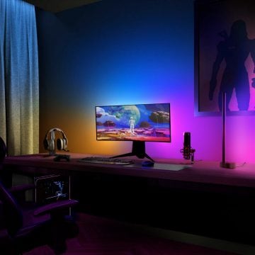 Herní PC sestava s jedním monitorem obklopená barevnými chytrými světly