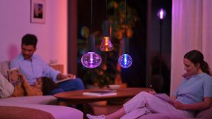 Tre Lightguide-pærer ophængt i en klynge og indstillet til lyserøde, orange og blå nuancer af lys.
