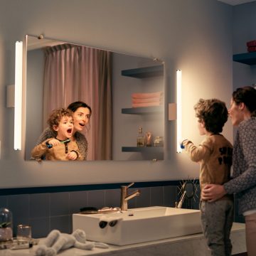 Badeværelsesbelysning: Mor og søn på badeværelse