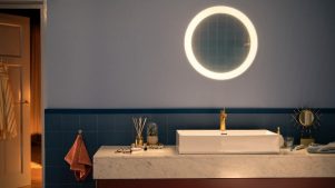 Philips Hue Adore Spiegel über dem Waschbecken im Badezimmer