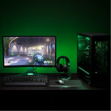 Spieltisch mit Peripheriegeräten von Razer und Philips Hue Integration